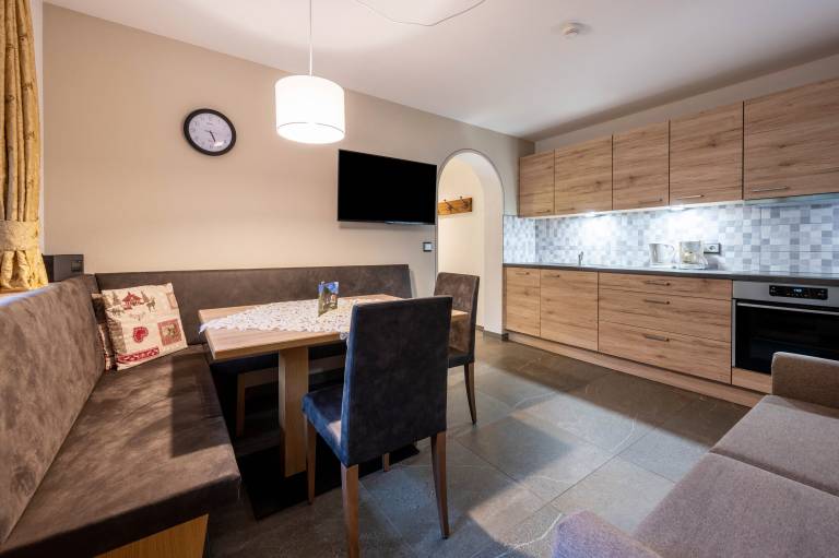 Family-friendly charming holiday apartment with BBQ, yard & hot tub | Garden view | Pet-friendly — photo 5