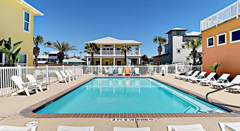 House with pool — photo 4