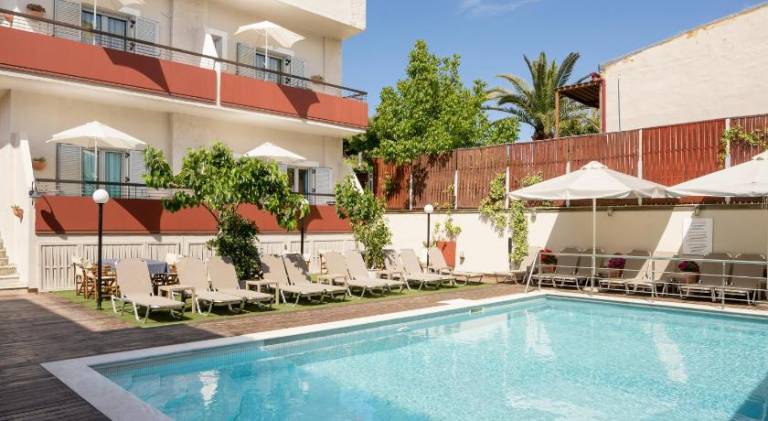 Serviced apartment with patio, pool & yard — photo 2