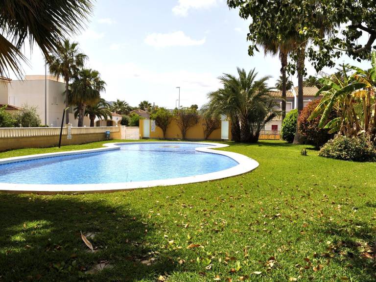 Beachside Apartment with Pool, Terrace & Parking, Near Dénia - Sleeps 4 — photo 4
