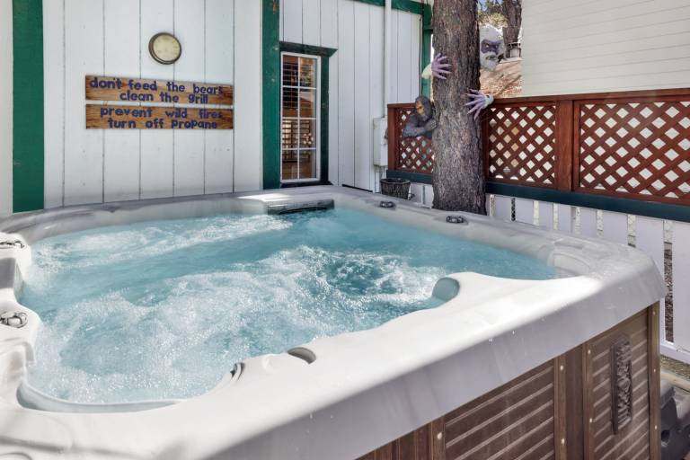 Cabin with patio, grill & jacuzzi | Mountain view in San Bernardino, CA