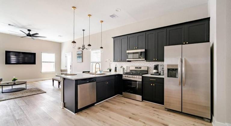 Fully equipped vacation home with yard | Pet-friendly — photo 3
