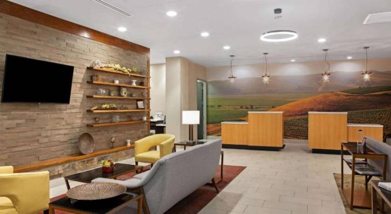 La Quinta Inn & Suites by Wyndham Morgan Hill-San Jose South — photo 3