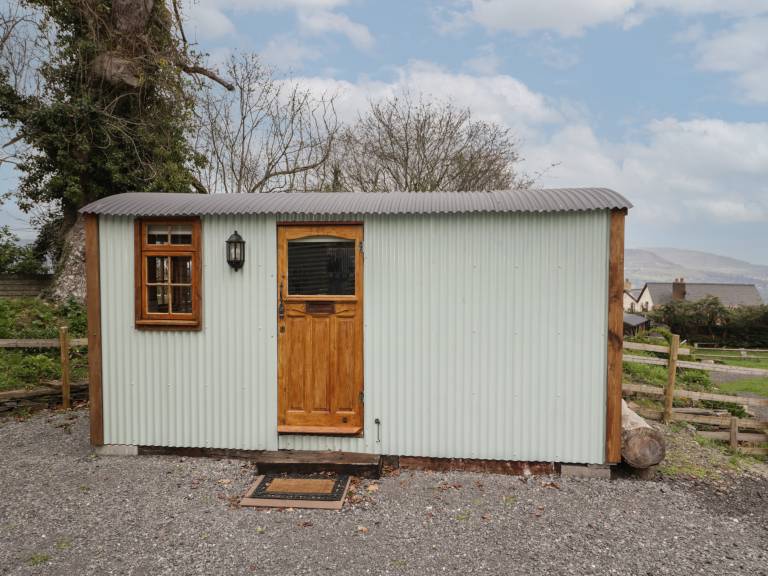 Family-friendly wonderful cottage with barbeque & yard | Pets allowed — photo 2