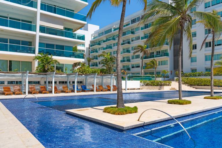 w Deluxe 2BR w Terrace A C in Morros