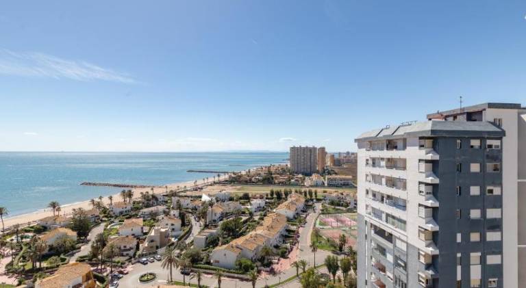 Beautiful holiday apartment with garden & private pool | Close to the beach | Pets are welcome in València
