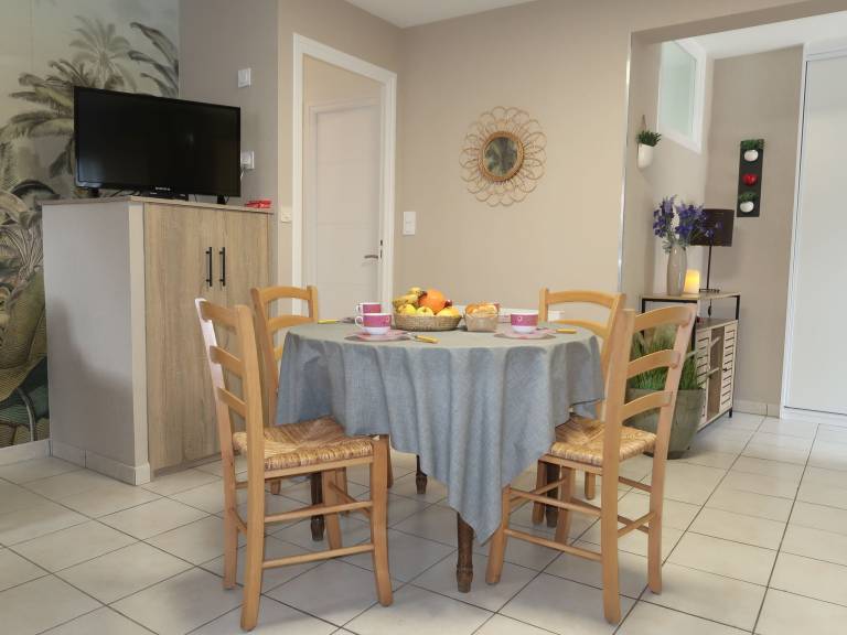 Vacation home with garden & patio — photo 5