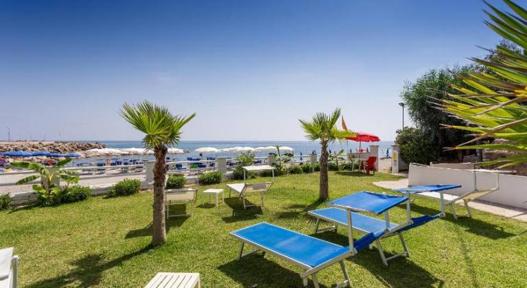 Beautiful serviced apartment with garden, pool & jacuzzi | Close to the beach | Pets allowed — photo 3