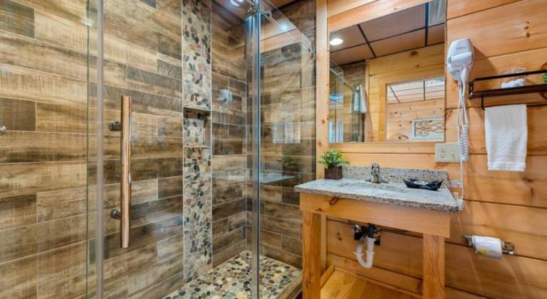 Lovely chalet with hot tub & pool | Dogs allowed — photo 3