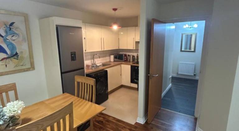 New prime 2 bed 2 bathroom spacious city center apartment with free secure parking — photo 3