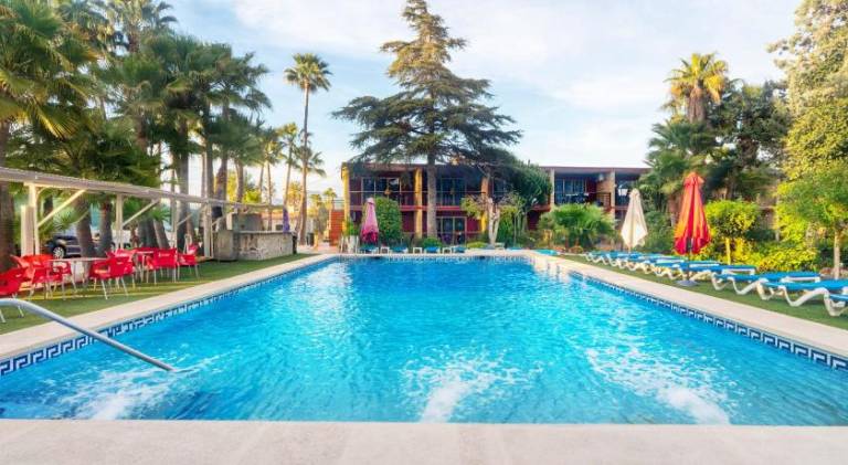 Serviced apartment with pool, garden & terrace in L'Alfas del Pi