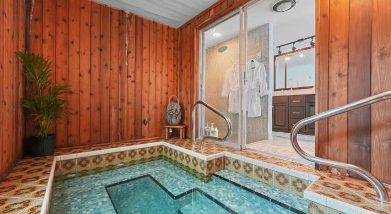 House with jacuzzi | Good for workation | Dogs allowed in Fort Pierce, FL
