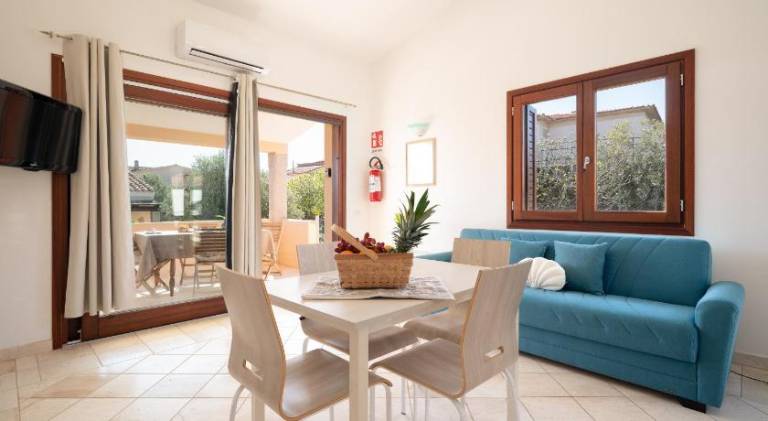 Holiday apartment with yard & grill — photo 2