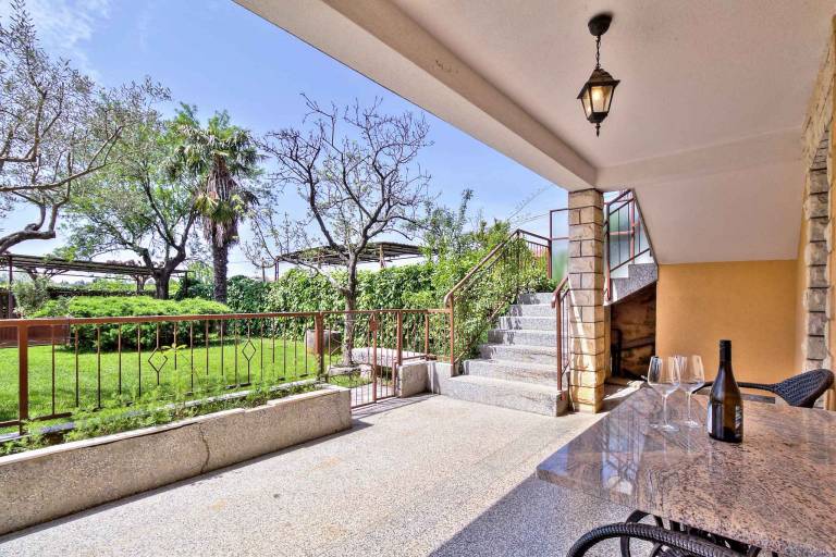 Holiday apartment with air conditioning and carport — photo 5