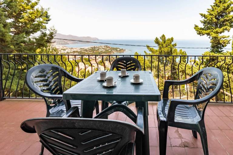 Rental apartment with patio | Mountain view in Llanca
