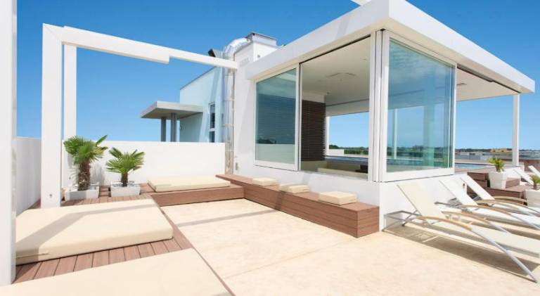 Child-friendly serviced apartment with pool, patio & hot tub | Next to the beach | Dogs allowed — photo 4