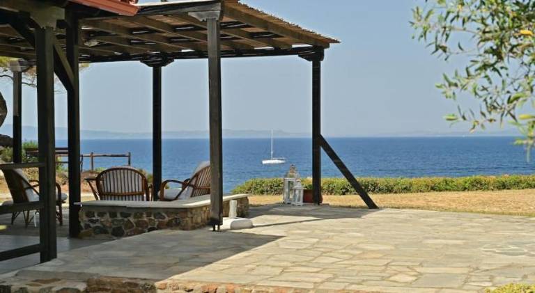 House with patio, yard & BBQ in Sithonia