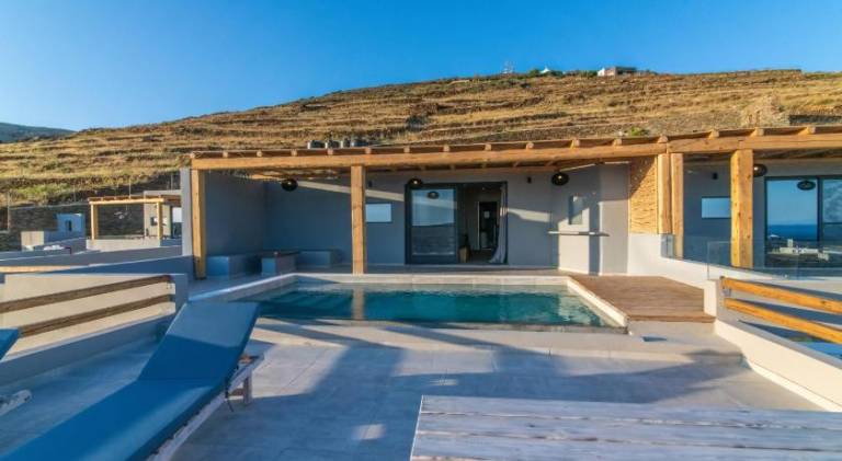 Villa with yard, pool & terrace — photo 4