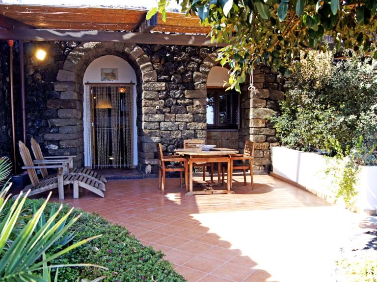 Holiday apartment with pool, barbeque & patio — photo 3