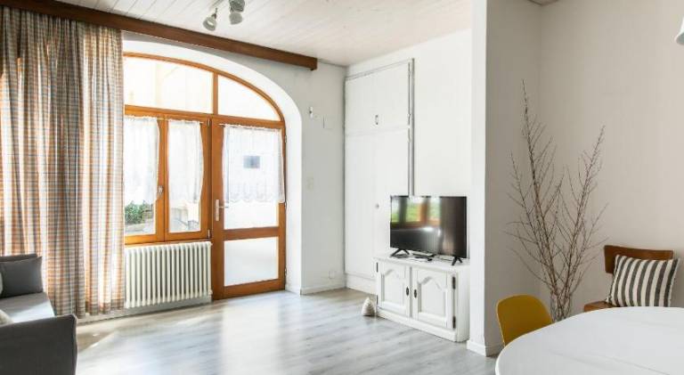 Holiday apartment with yard — photo 2
