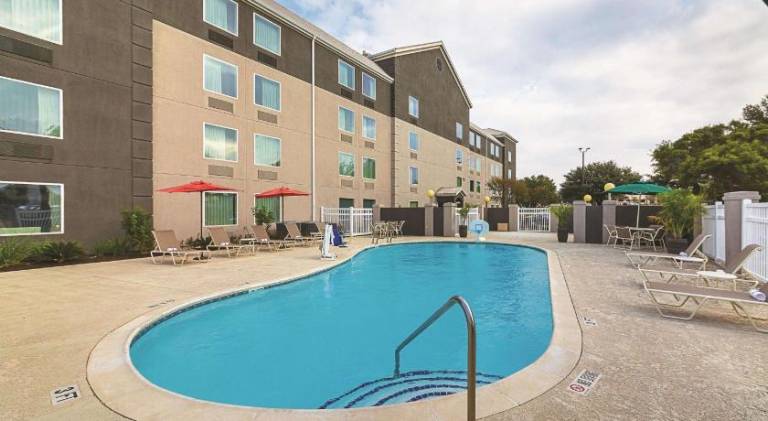 La Quinta Inn & Suites by Wyndham Austin Round Rock — photo 3