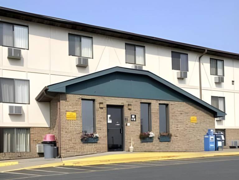 Super 8 By Wyndham Clinton in Clinton, IA