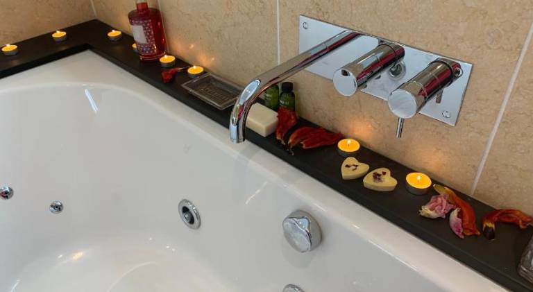The Penthouse Bowness Tranquil Loft Jacuzzi Bath & Complimentary Cascades Spa Membership — photo 5