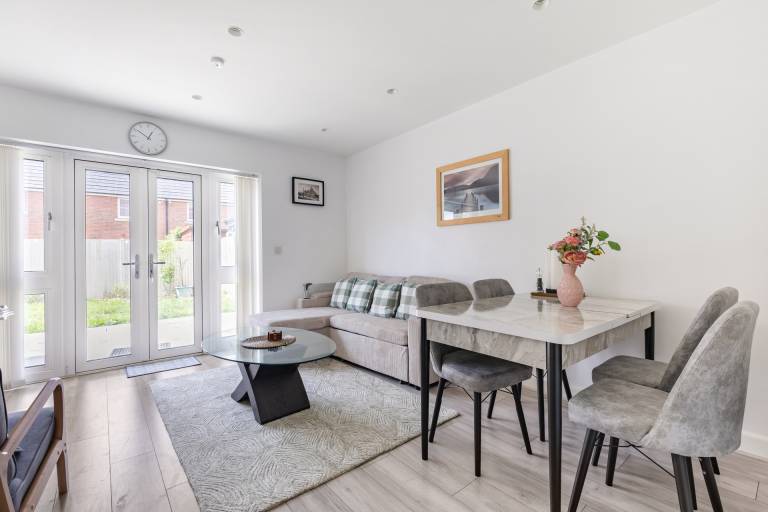 Stylish 2BDR House w Parking Near Heathrow