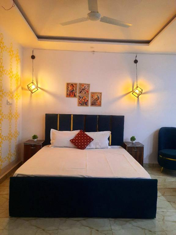 ICONIC RETREAT by ATULYAM STAYS in Karchana