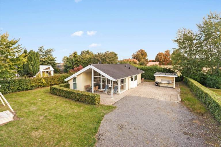 Child-friendly vacation home with BBQ & patio | Dogs allowed — photo 2