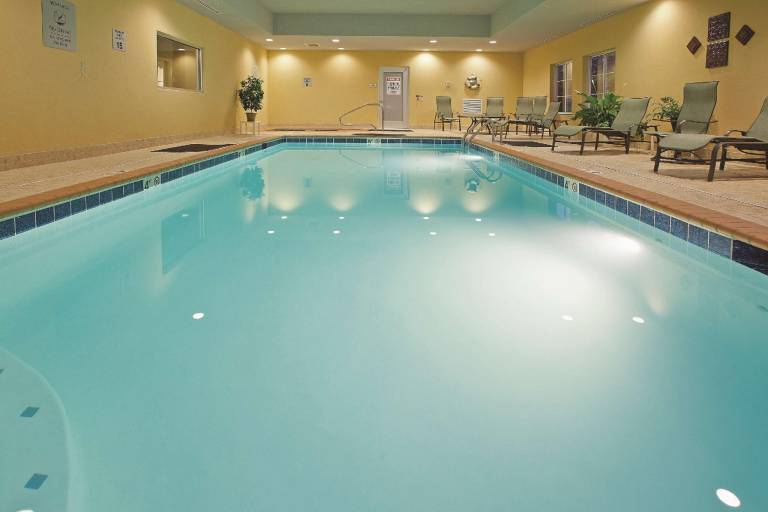 La Quinta Inn & Suites by Wyndham Columbus - Edinburgh — photo 4