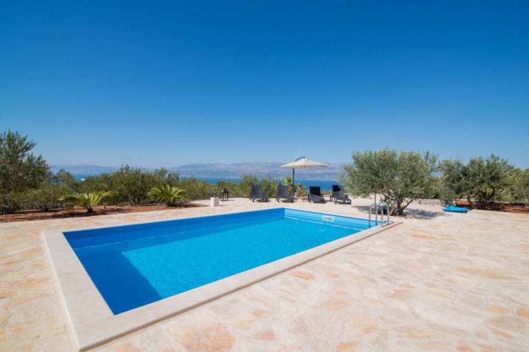 Fully equipped villa with yard, pool & barbeque | Sea view | Pet-friendly — photo 2