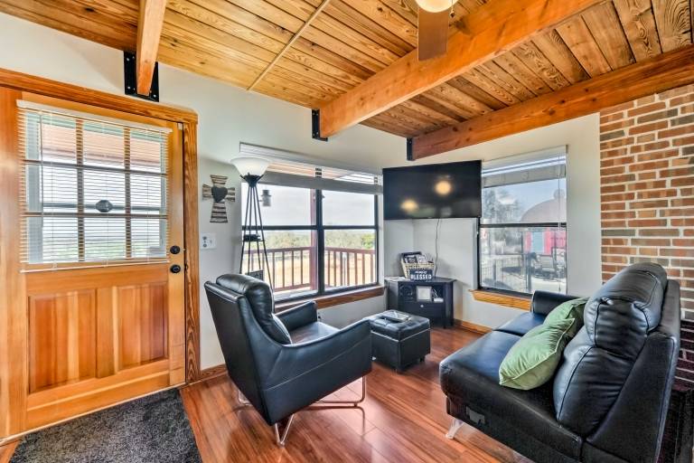 Pet-Friendly Fredericksburg Cabin w/ Hot Tub! — photo 4