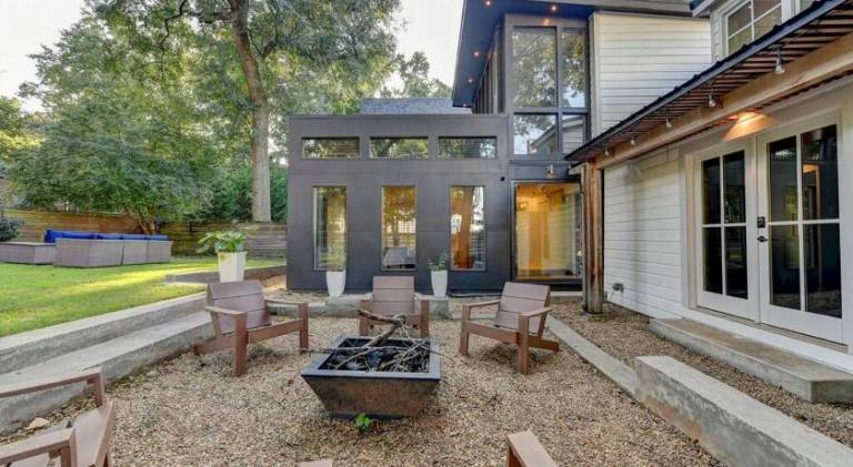 Modern Farm house in heart of the City- Sleeps 12 — photo 3