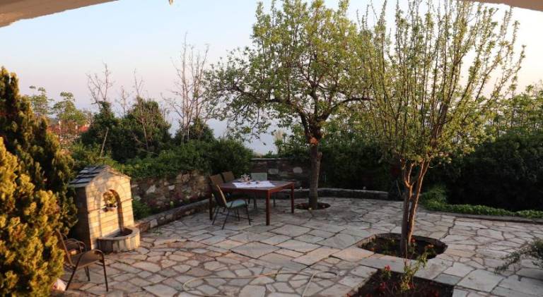 Fully equipped vacation home with patio | Pets are welcome — photo 4