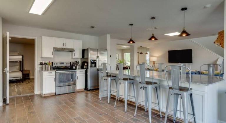 Ample vacation home with pool | Dogs allowed — photo 5