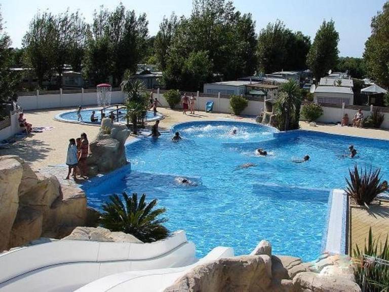Family-friendly mobile home with terrace & pool | Beach nearby | Dogs allowed — photo 2