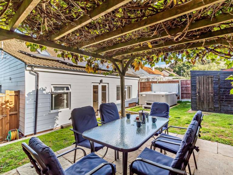 Cottage with yard & hot tub | Water view in Cromer