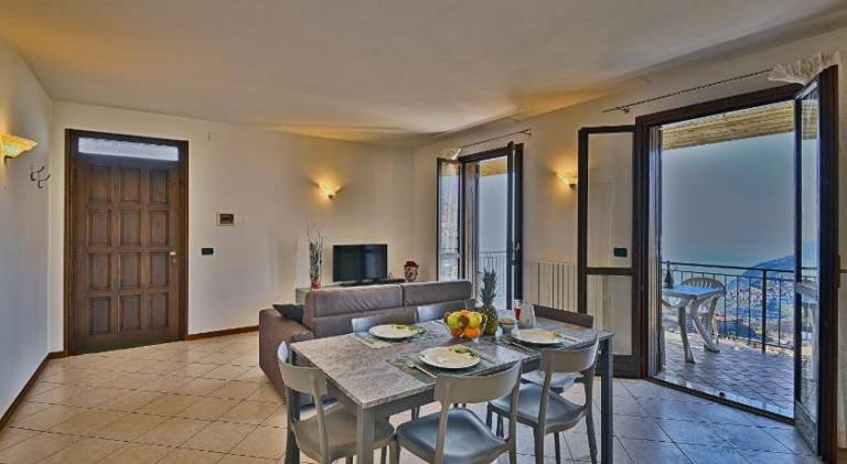 Apartment with patio — photo 3