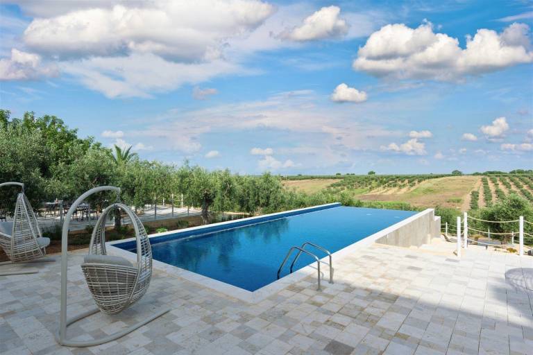 House with pool, patio & jacuzzi — photo 3