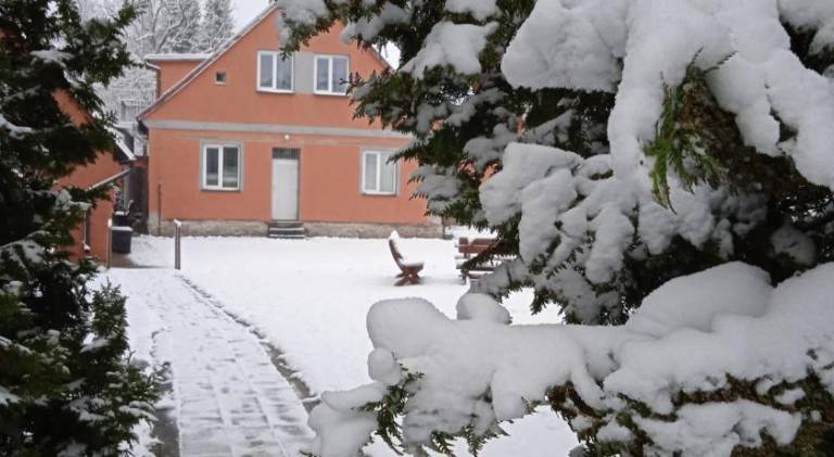 Chalet with barbecue & yard — photo 4