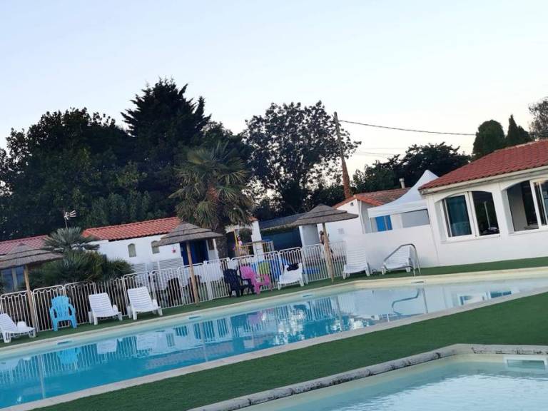 Mobile home with heated pool & patio in Rochefort