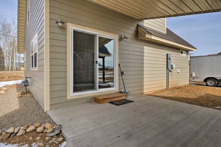 30 Mi to Crested Butte: Dog-Friendly Home By River — photo 2