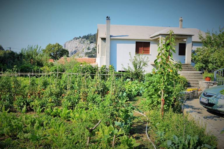 Wonderful holiday apartment with BBQ & yard | Nature view | Pet-friendly in Omis