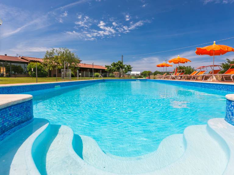 House with pool, garden & patio | Pets are welcome — photo 3