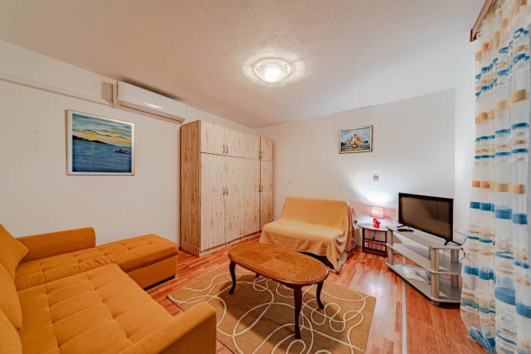 Rental apartment with barbeque, yard & patio | Dogs allowed — photo 2