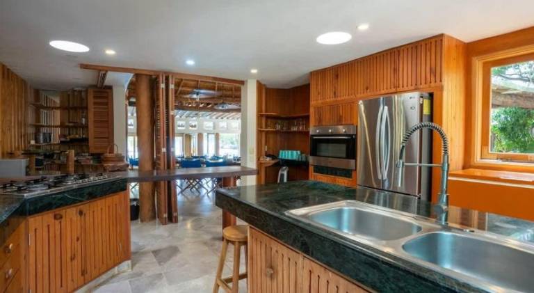Villa with pool — photo 5
