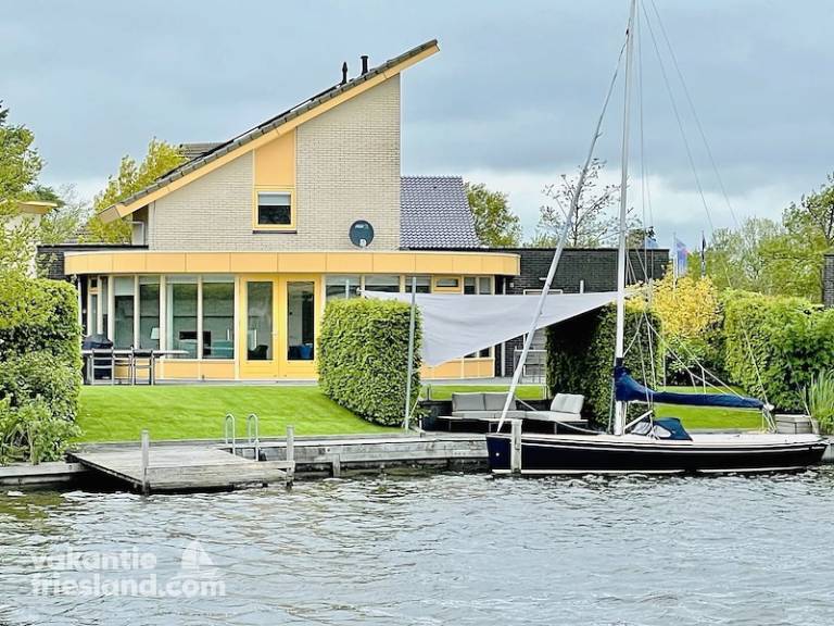 Vakantievilla Koudum met priv&eacute; steiger