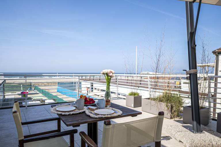 Child-friendly holiday apartment with pool | Beach view | Next to the beach | Dogs allowed in Camaiore