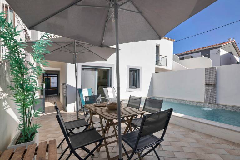Child-friendly lovely villa with patio & private pool | Garden view | Pets are welcome — photo 2